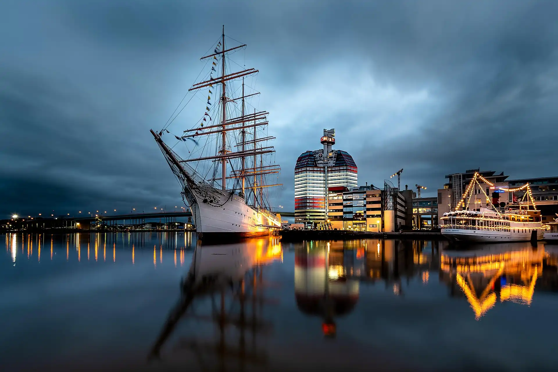 Barken Viking och Läppstiftet vid Göteborgs hamn i skymning