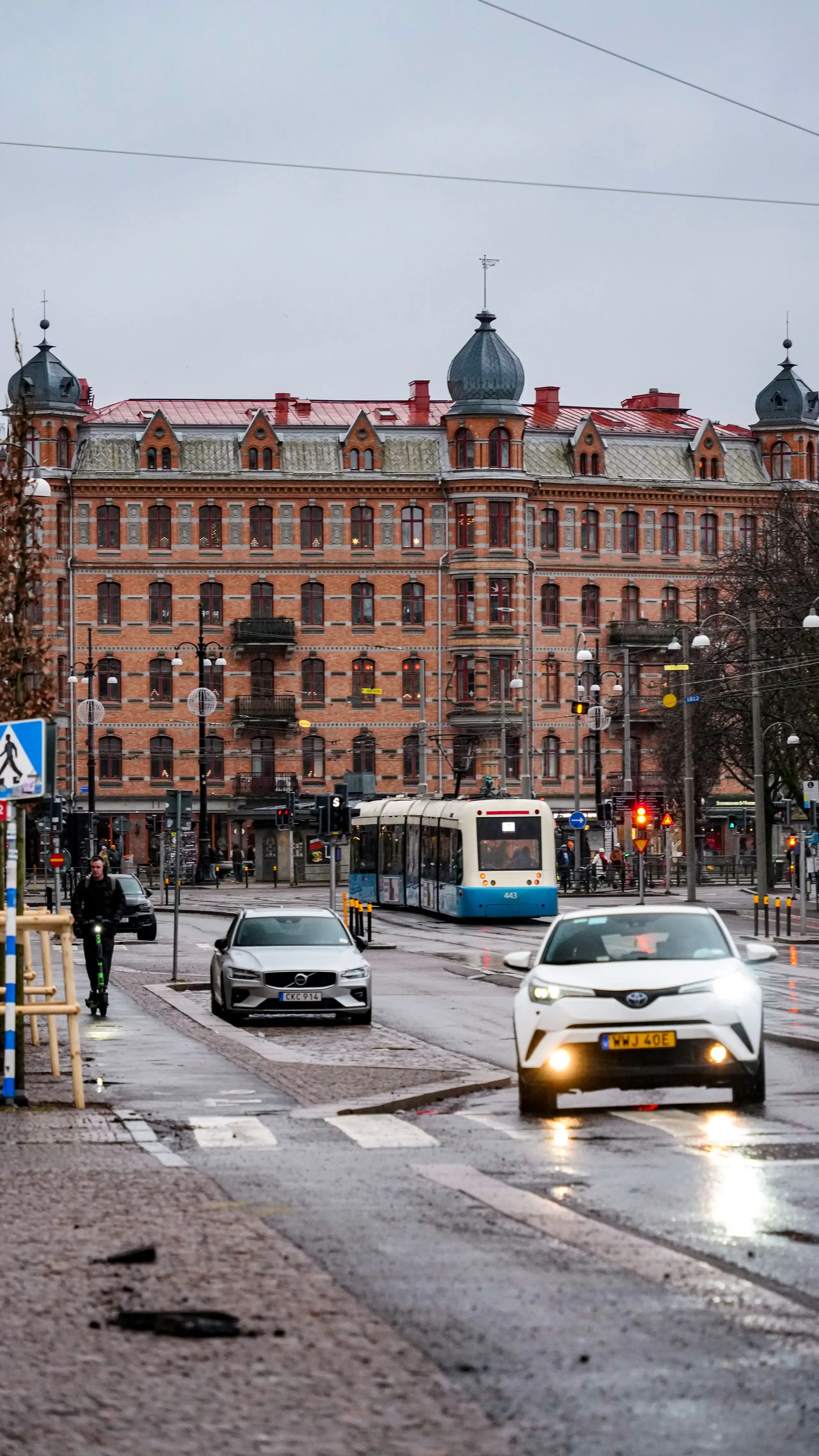 Tegelhuset vid spårvagnshållplatsen i eftermiddagsljus